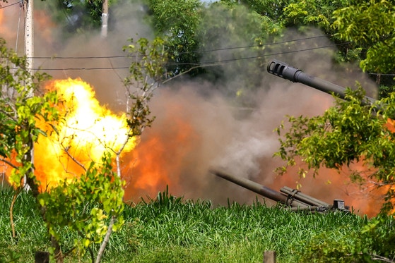 ２５日、タイのスリン県でタイの砲兵隊がカンボジア国境地帯に向け砲撃している。［写真　ロイター＝聯合ニュース］