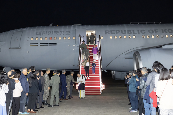 ２０２３年１０月１４日夜、京畿道城南のソウル空港を通じイスラエルから帰国した韓国人と日本人がＫＣ３３０空中給油輸送機から降りている。［写真　ニュース１］