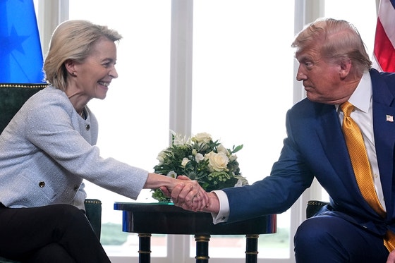  トランプ米大統領（右）と欧州委員会のフォンデアライエン委員長が２７日にスコットランドのターンベリー・ゴルフリゾートで双方の貿易協定妥結を伝えながら握手している。［写真　ＡＰ＝聯合ニュース］