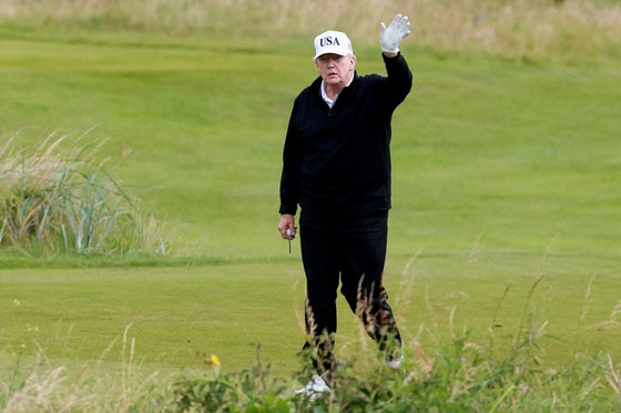 ２６日（現地時間）、英スコットランドのターンベリーにあるトランプターンベリーリゾートゴルフ場で手を振るトランプ米大統領　［ロイター＝聯合ニュース］