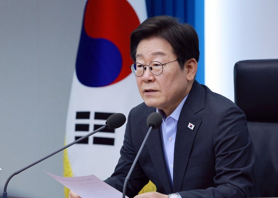 ２４日、ソウル竜山（ヨンサン）大統領室庁舎で開かれた第５回首席・補佐官会議で発言する李在明（イ・ジェミョン）大統領　大統領室写真記者団