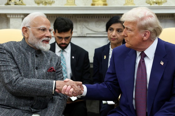 米国のドナルド・トランプ大統領（右）とインドのナレンドラ・モディ首相が、今年２月１３日（現地時間）、ワシントンＤ．Ｃ．のホワイトハウスで握手を交わしている。［写真　ロイター＝聯合ニュース］