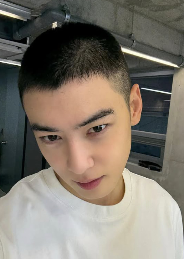 坊主頭の俳優チャ・ウヌ。［写真　ＳＮＳ］  ​