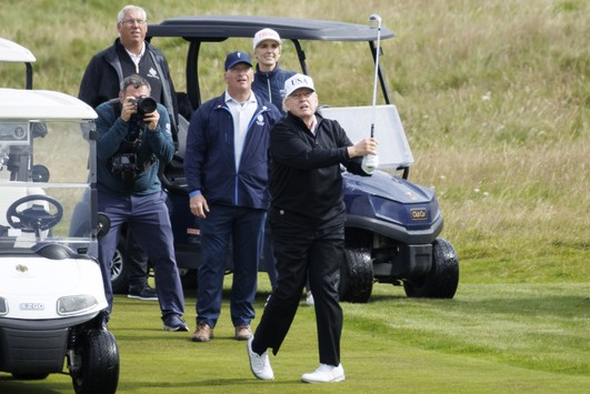 トランプ米大統領は２６日、自身が所有するスコットランドのターンベリーゴルフ場でゴルフをした。トランプ大統領は音楽を聴きながらスイングするなど余裕のある雰囲気を演出した。　［ＥＰＡ＝聯合ニュース］
