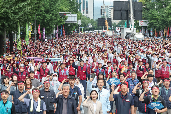 全国民主労働組合総連盟の組合員が１９日午後、ソウルの乙支路一帯で開かれた「７・１９民主労総スト総力闘争決議大会」でスローガンを叫んでいる。［写真　ニュース１］