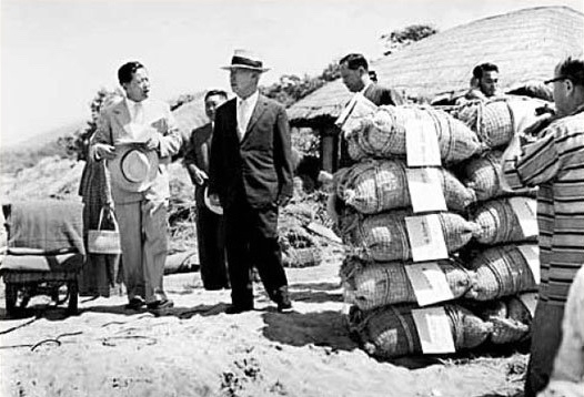 １９５７年８月９日、水害を受けた嶺南（ヨンナム）地域を訪れて農民を慰労する李承晩（イ・スンマン）大統領。［中央フォト］