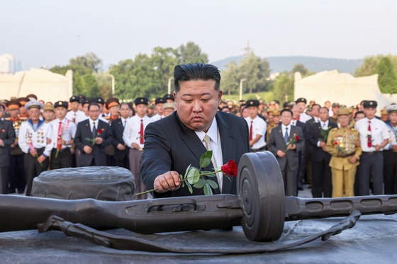 労働新聞は２７日、「敬愛する金正恩同志が戦勝７２周年を控えた２６日、祖国解放戦争（朝鮮戦争）参戦烈士の墓地を訪れた」と報じた。　［労働新聞＝ニュース１］
