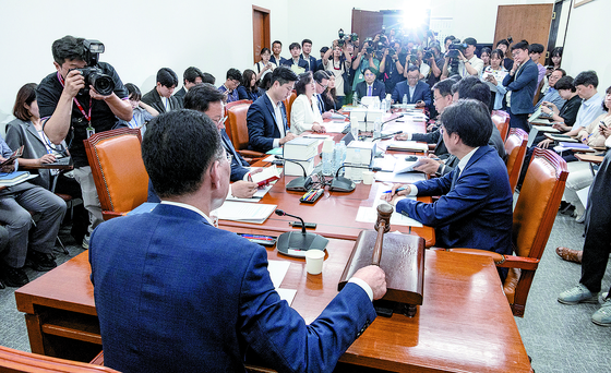 ２８日、国会環境労働委員会の法案小委員会で黄色い封筒法（労組法第２・第３条改正案）の審査が行われている。［写真　聯合ニュース］