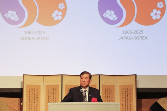 日本の石破茂首相が６月１９日、東京のホテルニューオータニで在日本韓国大使館の主催により開かれた韓日国交正常化６０周年記念レセプションで祝辞を述べている。［写真　聯合ニュース］