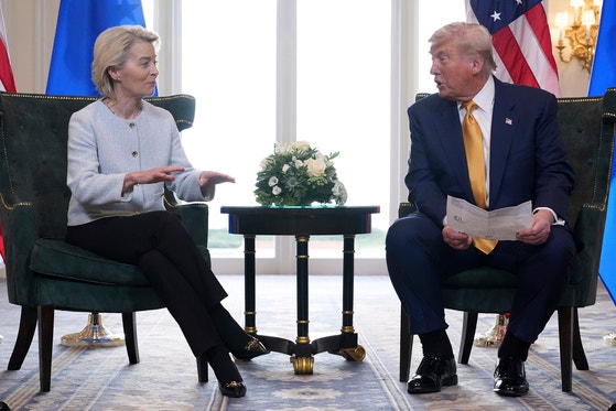 米国のドナルド・トランプ大統領（右）と欧州連合（ＥＵ）欧州委員会のウルズラ・フォンデアライエン欧州委員長（左）が２７日（現地時間）、スコットランドのターンベリー・ゴルフリゾートで米・ＥＵ間の通商協定を発表しながら話を交わしている。［写真　ＡＰ＝聯合ニュース］