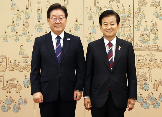 李在明大統領が２８日、竜山大統領室で鄭東泳統一部長官に任命状を授与した後、記念撮影をしている。　［聯合ニュース］