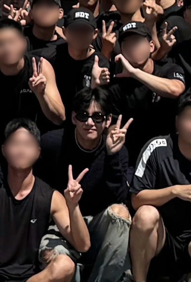軍部隊を再訪問した防弾少年団（ＢＴＳ）のＶ。［写真　ＳＮＳ］