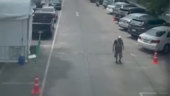   死亡前の銃撃犯。［ヒンドゥスタン・タイムズ　キャプチャー］