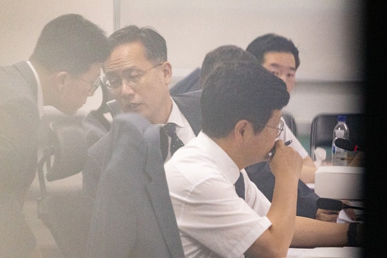 企画財政部の李炯日第１次官が２９日に国会議員会館で非公開で開かれた税制改編案議論に向けた「共に民主党」と企画財政部の政府与党協議に参加した。［写真　ニュース１］