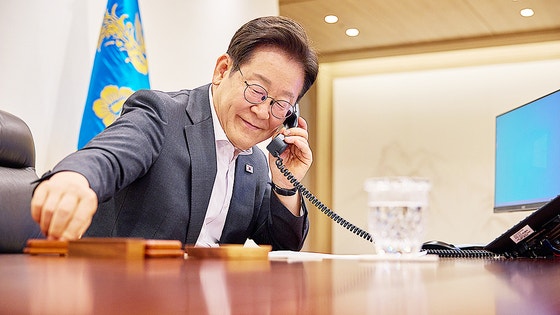 ２２日、ソウル竜山大統領室庁舎執務室でカタールのタミーム・ビン・ハマド・アール＝サーニー国王と電話をした李在明大統領　［ニュース１］