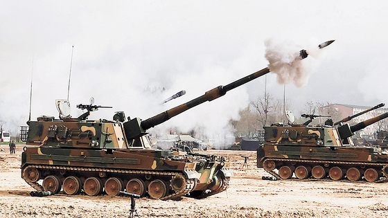 昨年４月、江原道鉄原郡文恵里射撃場で「首都軍団合同砲弾射撃訓練」を実施した首都砲兵旅団のＫ９自走砲　［写真　共同取材団］