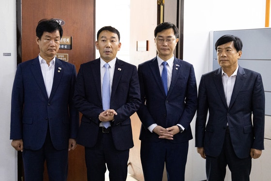韓国国会法制司法委員所属の共に民主党議員が２８日、ソウル汝矣島（ヨイド）の国会で「集中投票制の義務化」などを盛り込んだ商法改正案を法案審査第１小委員会で単独処理した後、取材陣との質疑応答に臨んでいる。左から朴均沢（パク・ギュテク）、金容民（キム・ヨンミン）、張耿態（チャン・ギョンテ）、李盛潤（イ・ソンユン）議員。［写真　ニュース１］