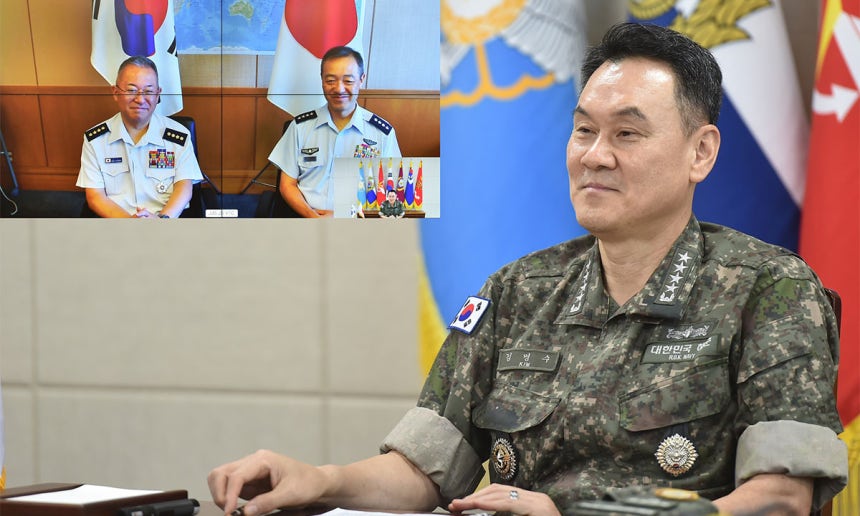韓国の金明秀（キム・ミョンス）合同参謀本部議長は２９日、退任する吉田圭秀統合幕僚長および後任の内倉浩昭氏と電話会談を行った。［写真　韓国合同参謀本部］
