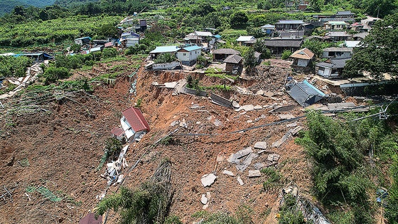 集落の地盤が崩壊した慶尚南道山清郡生比良面のサンヌン集落。１９日の記録的豪雨による山崩れで地盤が沈下し、集落の住宅と道路が崩壊し土に埋まった状態だ。［写真　山清郡］