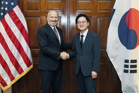 韓国の金正官（キム・ジョングァン）産業通商資源部長官が今月２４日（現地時間）、米ワシントンＤ．Ｃ．の商務省会議室でハワード・ラトニック商務長官と面談し、記念撮影を行っている。［写真　産業通商資源部］