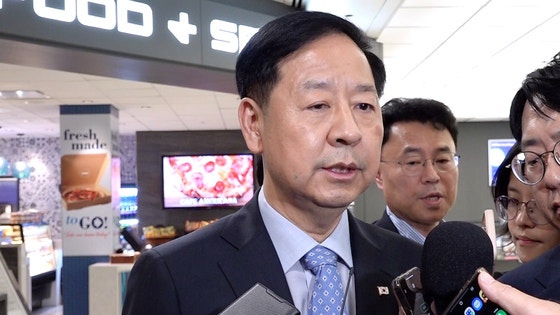 韓国の具潤哲（ク・ユンチョル）経済副首相兼企画財政部長官が２９日（現地時間）、米国ワシントンＤ．Ｃ．近郊のダレス国際空港を通じて入国した後、取材陣の質問に答えている。［写真　ワシントン共同取材団］