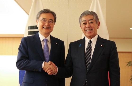 ２９日、東京外務省で韓日外相会談を行った趙顕（チョ・ヒョン）外交部長官（左）と岩屋毅外相　［聯合ニュース］