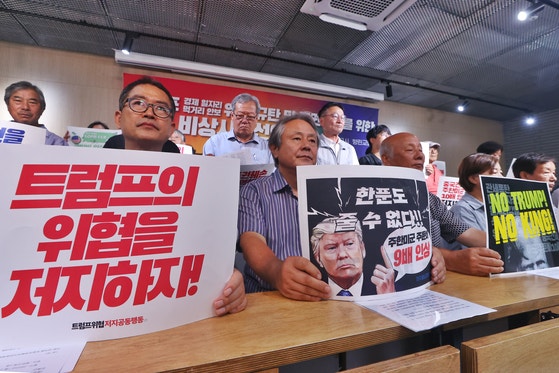  トランプ威嚇阻止共同行動と市民社会団体が２９日午後、ソウルの香隣教会でトランプ政権の経済・雇用・食べ物・安保脅威糾弾と主権守護に向けた各界非常事態宣言記者会見をしている。［写真　聯合ニュース］