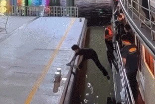 タイ・バンコクのある船着場で韓国人観光客が停泊中の旅客船から飛び降りようとして川に落ちた。［写真　ＳＮＳ］
