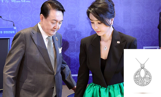 韓国の尹錫悦（ユン・ソクヨル）前大統領と金建希（キム・ゴンヒ）夫人が２０２２年６月２９日（現地時間）、スペイン・マドリード市内のホテルで開かれた在外同胞との夕食懇談会に出席している。［写真　大統領室写真記者団、ネックレス写真はヴァンクリーフ＆アーペルのホームページ］