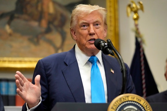 トランプ米大統領が３０日にホワイトハウスでＶＡ住宅貸付プログラム改革法案に署名する行事で演説している。［写真　ＡＰ＝聯合ニュース］