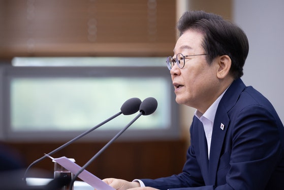 韓国の李在明（イ・ジェミョン）大統領は３０日、ソウル竜山（ヨンサン）の大統領執務室で非常経済点検タスクフォース（ＴＦ）を主宰している。［写真　大統領室］