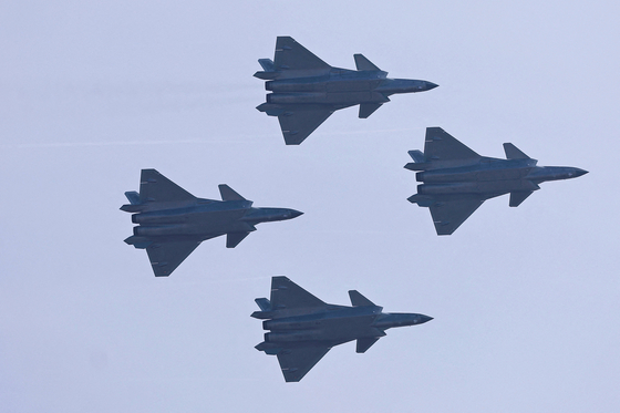   エアショーに登場したステルス戦闘機Ｊ－２０戦闘機編隊　［ロイター＝聯合ニュース］