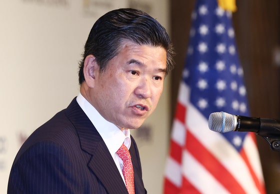  在韓米国商工会議所（ＡＭＣＨＡＭ）のジェームズ・キム会長が５月にソウル市内のホテルで開かれた「国民の力」の金文洙大統領候補との懇談会であいさつしている。［写真　ニュース１］