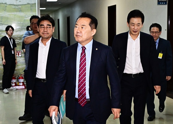 慎聖範（シン・ソンボム）国会情報委員長をはじめ与野党情報委員会所属の議員らが３０日、国会で開かれた情報委員会に出席している。　［聯合ニュース］