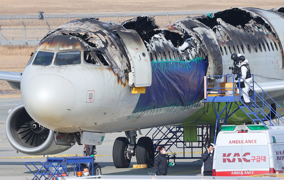 補助バッテリー内部のショートが原因と指摘されたエアプサン旅客機の火災現場。［写真　聯合ニュース］