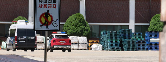  作業員死亡事故が発生したハンソル製紙に対し雇用労働部と警察が３０日に強制捜査に着手した。この日午前、ハンソル製紙新灘津工場に家宅捜索捜査官が乗って来た車が止められている。［写真　聯合ニュース］