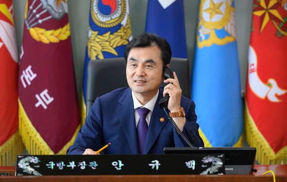 安圭佰（アン・ギュベク）国防部長官が３１日、ヘグセス米国防長官と電話会談をしたと、韓国国防部が明らかにした。