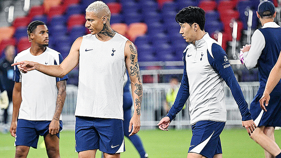 香港で開催されるアーセナルとプレシーズンマッチを控えた孫興慜（ソン・フンミン、右）がチームメートと練習している。　［ＡＦＰ＝聯合ニュース］