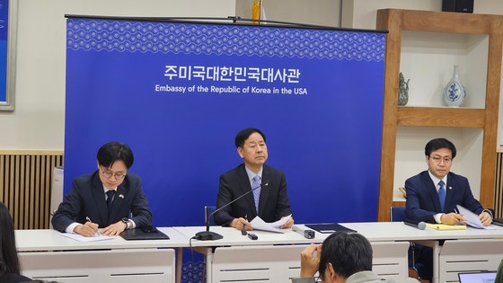 ３０日にトランプ米大統領と会って韓米貿易協定を妥結した韓国政府交渉団が在米韓国大使館で会見している。左から金正官産業通商資源部長官、具潤哲経済副首相兼企画財政部長官、呂翰九通商交渉本部長。キム・ヒョング特派員