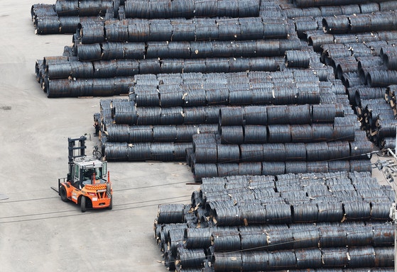 米国のドナルド・トランプ大統領は７月３０日（現地時間）、韓国に対する相互関税を既存の２５％から１５％に引き下げることにしたと明らかにした。鉄鋼・アルミニウムに対する品目別関税は合意に含まれておらず、５０％が維持される見通しだ。写真は３１日、平沢（ピョンテク）港に積まれている鉄鋼製品。［写真　聯合ニュース］