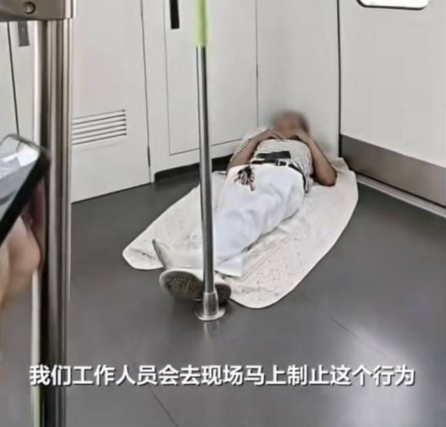 地下鉄で布団を敷いて寝ている中国人乗客［ＳＮＳ　キャプチャー］