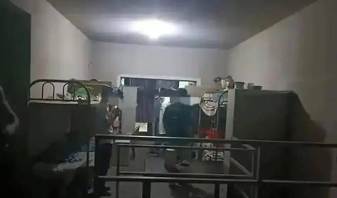 エアコンが設置されていない中国警備員宿舎の様子。［写真　百度］  ​