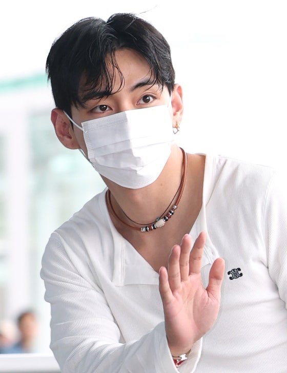 ＢＴＳのＶが海外でのスケジュールのため、４日午前、仁川（インチョン）国際空港から出国している。［写真　ニュース１］