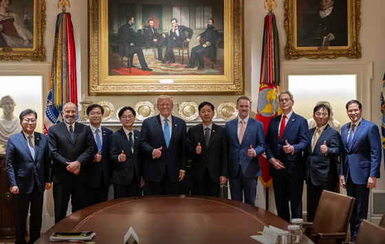 先月３０日（現地時間）、米ホワイトハウスで関税交渉妥結後に写真撮影をするトランプ大統領と韓国政府貿易交渉団　［ホワイトハウス　Ｘ　キャプチャー］