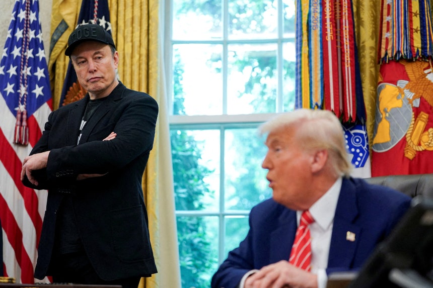 米国のドナルド・トランプ大統領（右）が５月３０日、ワシントンのホワイトハウス執務室でイーロン・マスク氏とともに記者会見を行っている。［写真　ロイター＝聯合ニュース］