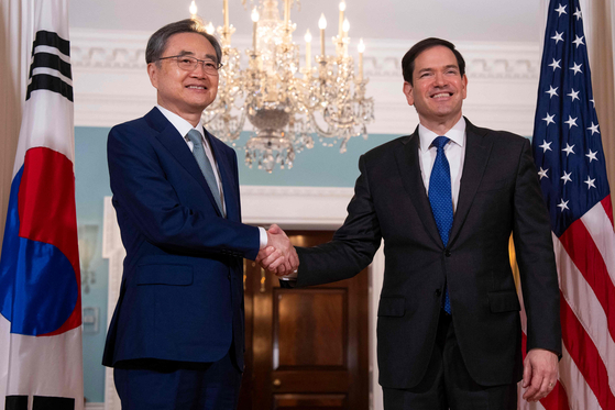 韓米外交トップが先月３１日に米ワシントンＤＣで初めて会談し、韓米同盟、韓米日３カ国協力強化、北朝鮮の非核化問題と地域情勢に対する意見を交換した。外交部の趙顕長官（左）がルビオ米国務長官と握手している。［写真　ＡＦＰ＝聯合ニュース］