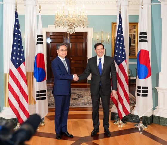 先月３１日（現地時間）、米ワシントン国務省でルビオ国務省長官と握手する趙顕（チョ・ヒョン）外交部長官　［写真　外交部］