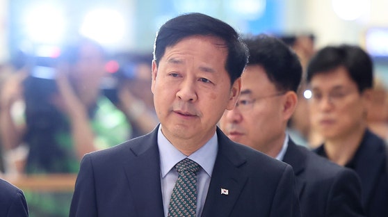  米国との貿易交渉を終えた具潤哲経済副首相兼企画財政部長官が１日、仁川国際空港第２旅客ターミナルを通じて帰国した。［写真　聯合ニュース］