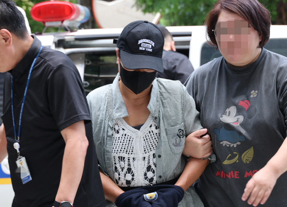 夫の局部を切断して殺害しようとした容疑がもたれている５０代の女性が２日、拘束前の被疑者審問（令状実質審査）が開かれる仁川（インチョン）地裁に入っている。［写真　聯合ニュース］