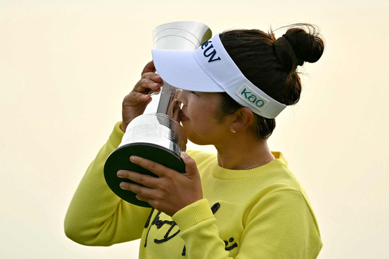 ４日にＡＩＧ女子オープンで優勝した山下美夢有が優勝カップに口づけしている。［写真　ＡＦＰ＝聯合ニュース］